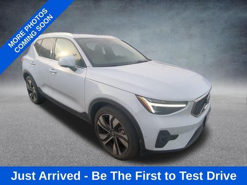 2024 Volvo XC40 B5 Ultimate Bright Theme