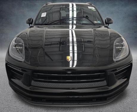 Jet Black Metallic 2022 Porsche Macan Base