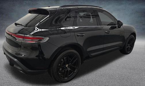 Jet Black Metallic 2022 Porsche Macan Base
