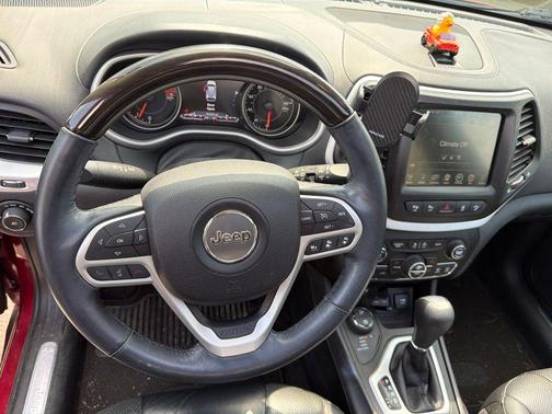 Deep Cherry Red Crystal Pearlcoat 2017 Jeep Cherokee Overland