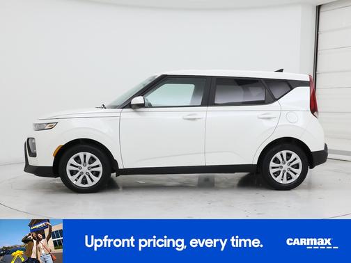 White 2022 Kia Soul LX