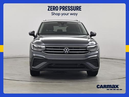 Gray 2024 Volkswagen Tiguan SE