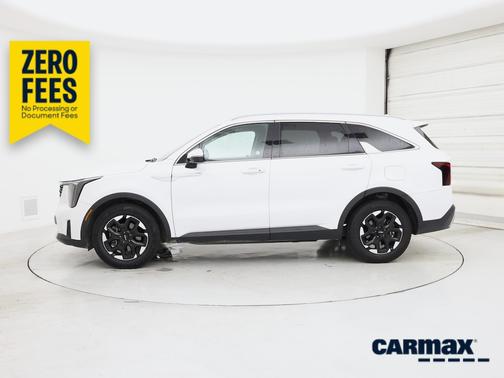 White 2024 Kia Sorento S