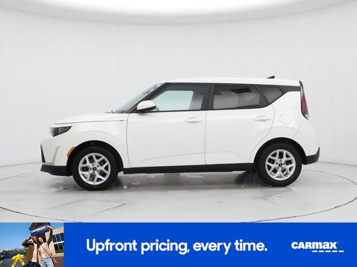 White 2023 Kia Soul LX
