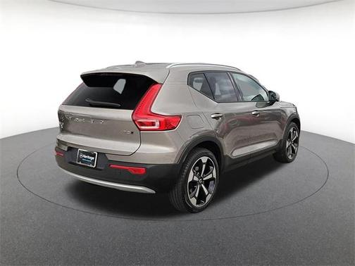2022 Volvo XC40 T5 Momentum