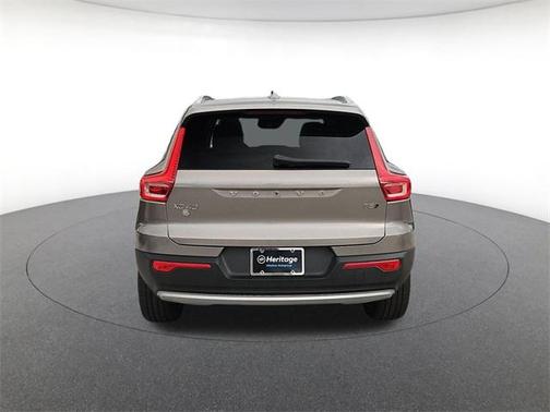2022 Volvo XC40 T5 Momentum