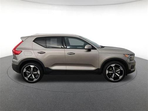 2022 Volvo XC40 T5 Momentum