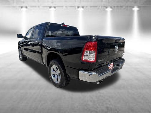 Diamond Black Crystal Pearlcoat 2024 RAM 1500 Big Horn/Lone Star