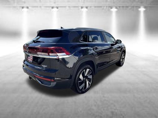 Deep Black Pearl 2026 Volkswagen Atlas Cross Sport 2.0T SE w/Technology