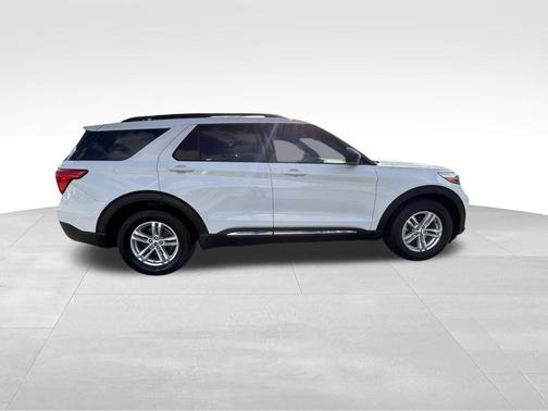 Oxford White 2021 Ford Explorer XLT