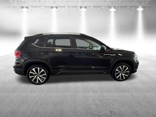 Black Metallic 2022 Volkswagen Taos 1.5T SE