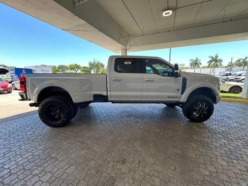 Avalanche 2026 Ford F-350 Platinum