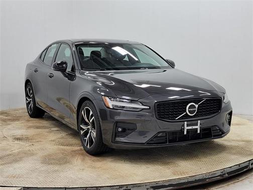 2024 Volvo S60 B5 Core Dark Theme
