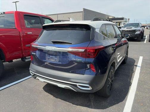 Dark Ocean Blue/White Roof 2023 Kia Seltos Nightfall Edition