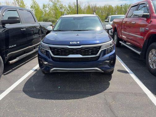 Dark Ocean Blue/White Roof 2023 Kia Seltos Nightfall Edition