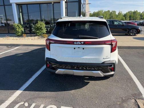 Snow White Pearl 2024 Kia Seltos S