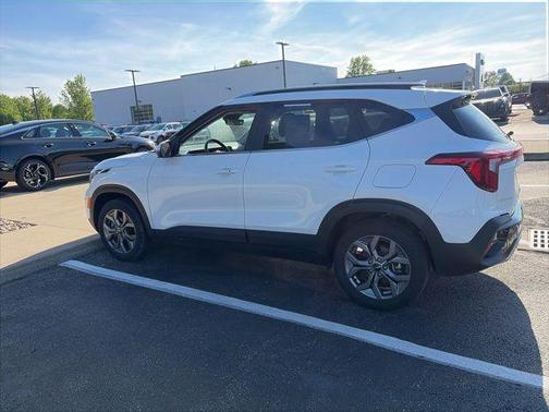 Snow White Pearl 2024 Kia Seltos S