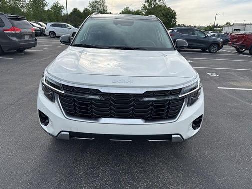 Clear White/Black Roof 2026 Kia Seltos S