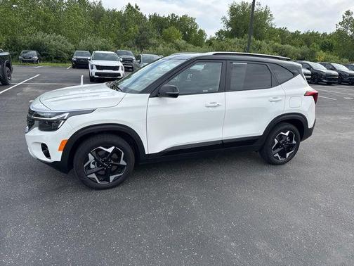 Clear White/Black Roof 2026 Kia Seltos S