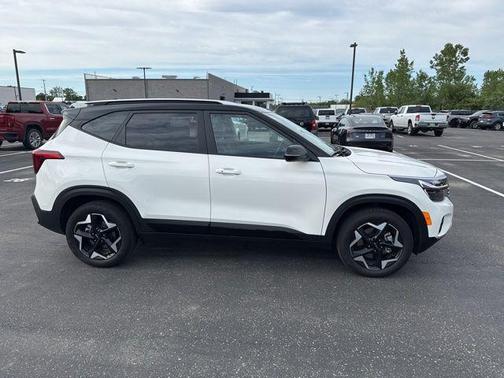 Clear White/Black Roof 2026 Kia Seltos S