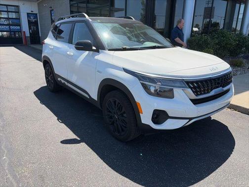 Clear White/Black Roof 2022 Kia Seltos Nightfall Edition