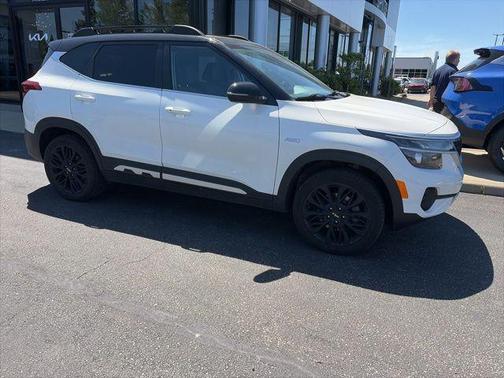 Clear White/Black Roof 2022 Kia Seltos Nightfall Edition