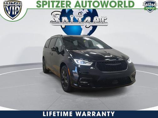 Diamond Black Crystal Pearlcoat 2026 Chrysler Pacifica Limited