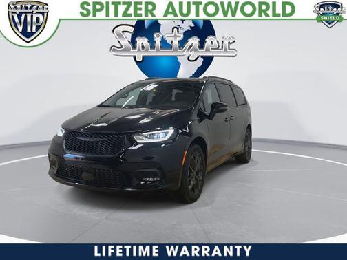 Diamond Black Crystal Pearlcoat 2026 Chrysler Pacifica Limited