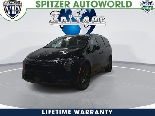 Diamond Black Crystal Pearlcoat 2027 Chrysler Pacifica Limited
