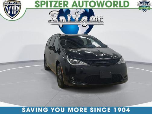 Brilliant Black Crystal Pearlcoat 2020 Chrysler Pacifica Limited