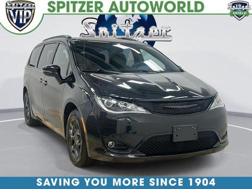 Brilliant Black Crystal Pearlcoat 2020 Chrysler Pacifica Limited