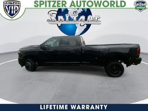 Diamond Black Crystal Pearlcoat 2026 RAM 3500 Laramie Crew Cab 4x4 8' Box