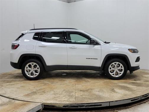 Bright White Clearcoat 2024 Jeep Compass Latitude