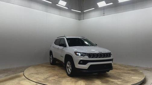 Bright White Clearcoat 2024 Jeep Compass Latitude
