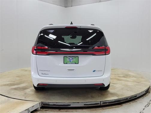 Bright White Clearcoat 2024 Chrysler Pacifica L