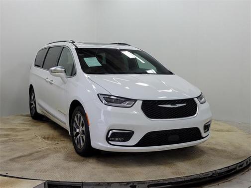 Bright White Clearcoat 2024 Chrysler Pacifica L