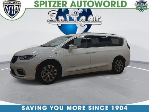 Bright White Clearcoat 2024 Chrysler Pacifica L