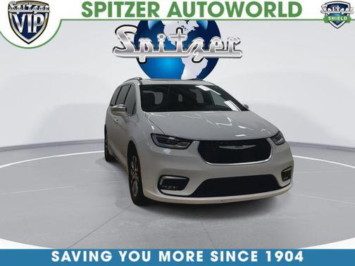 Bright White Clearcoat 2024 Chrysler Pacifica L