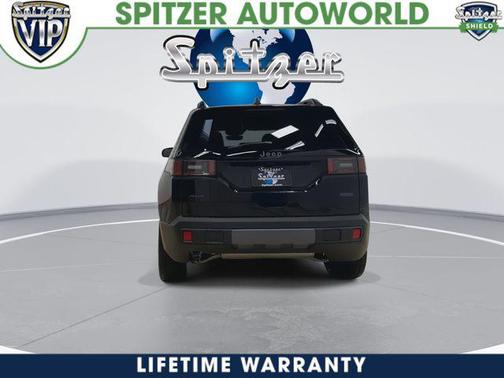 Diamond Black Crystal Pearlcoat 2026 Jeep Cherokee Overland