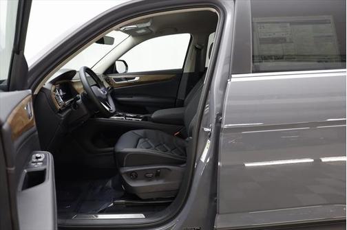 2025 Volkswagen Atlas 2.0T SE w/Technology 4MOTION