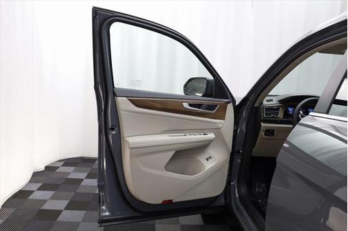 2025 Volkswagen Atlas 2.0T SE w/Technology 4MOTION