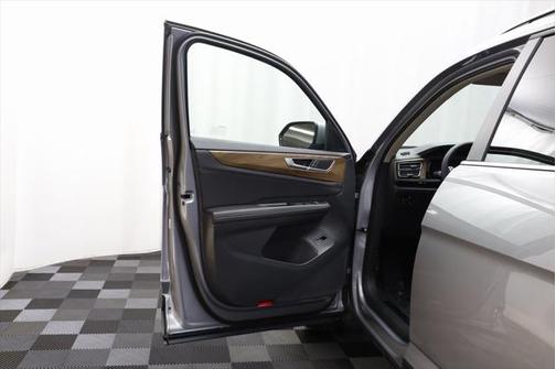 2025 Volkswagen Atlas 2.0T SE w/Technology 4MOTION