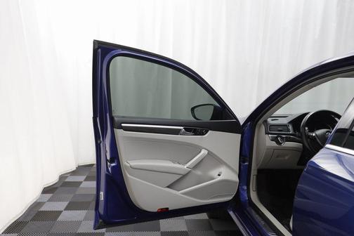 2017 Volkswagen Passat 1.8T SE w/Technology