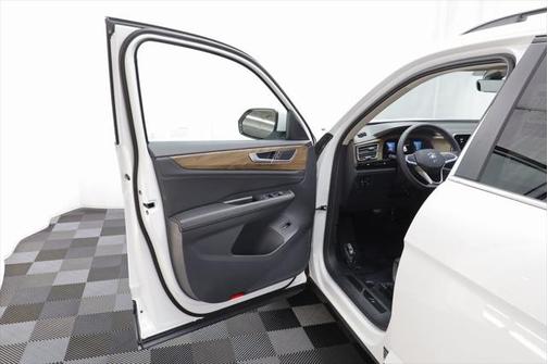 2025 Volkswagen Atlas 2.0T SE w/Technology 4MOTION