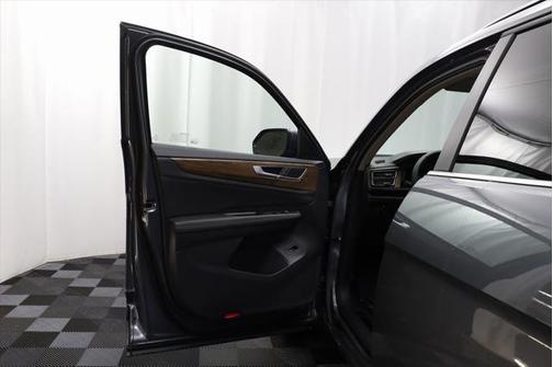 2025 Volkswagen Atlas 2.0T SE w/Technology 4MOTION