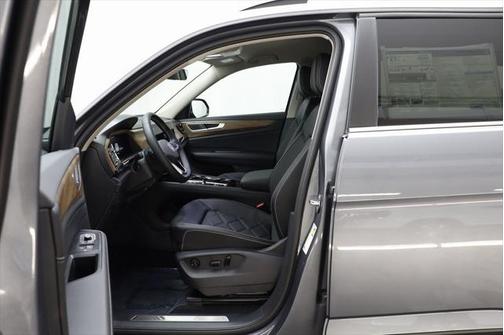 2025 Volkswagen Atlas 2.0T SE w/Technology 4MOTION