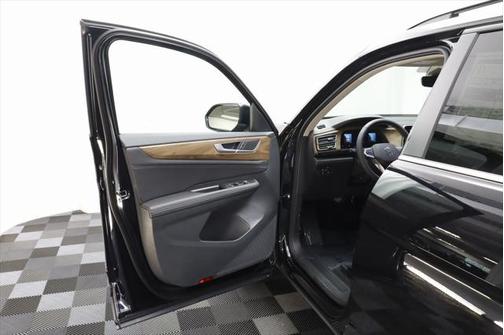 2025 Volkswagen Atlas 2.0T SE