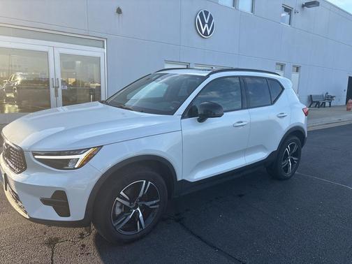 2024 Volvo XC40 B5 Core