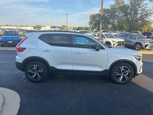 2024 Volvo XC40 B5 Core