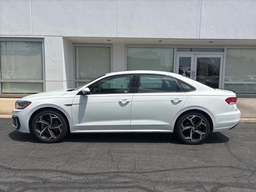 2022 Volkswagen Passat 2.0T R-Line